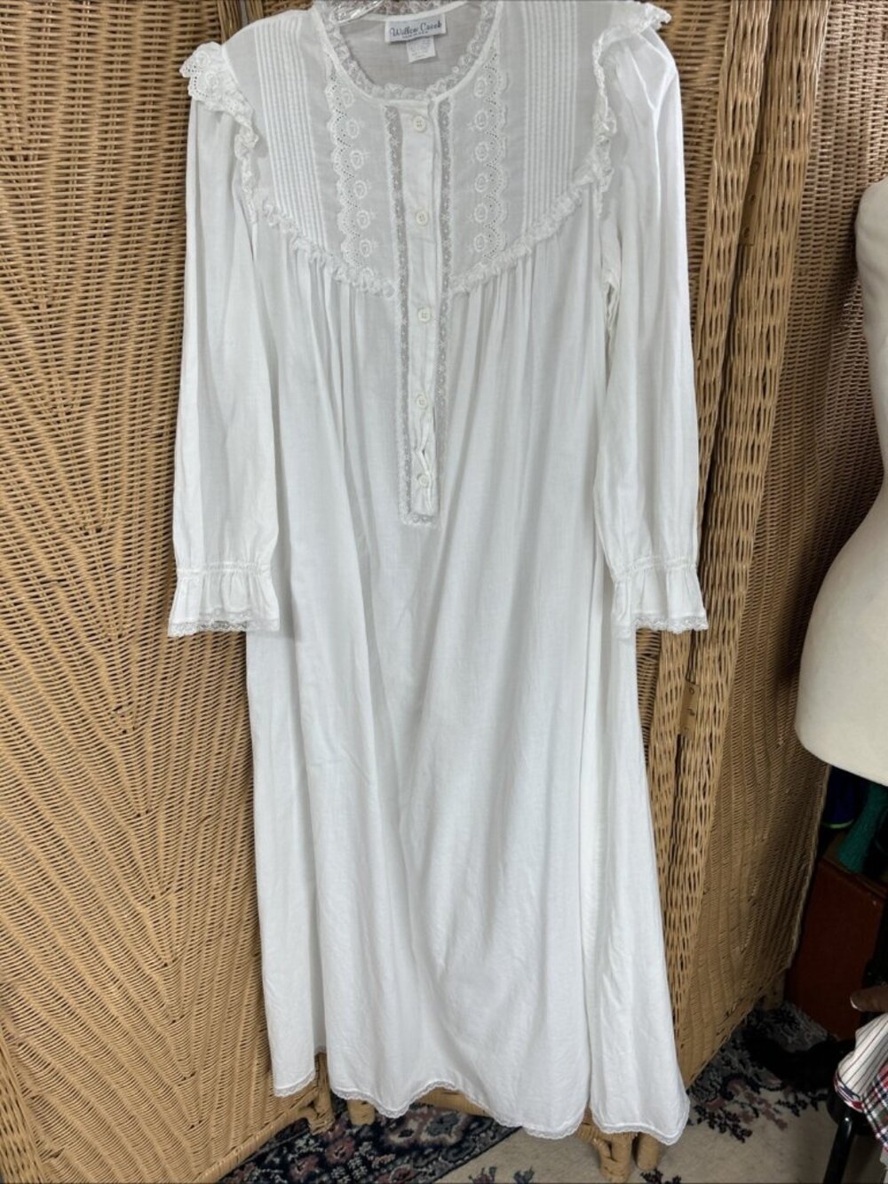 Willow Creek White Pullover Modest Romantic Lace Detail Nightgown Size Small